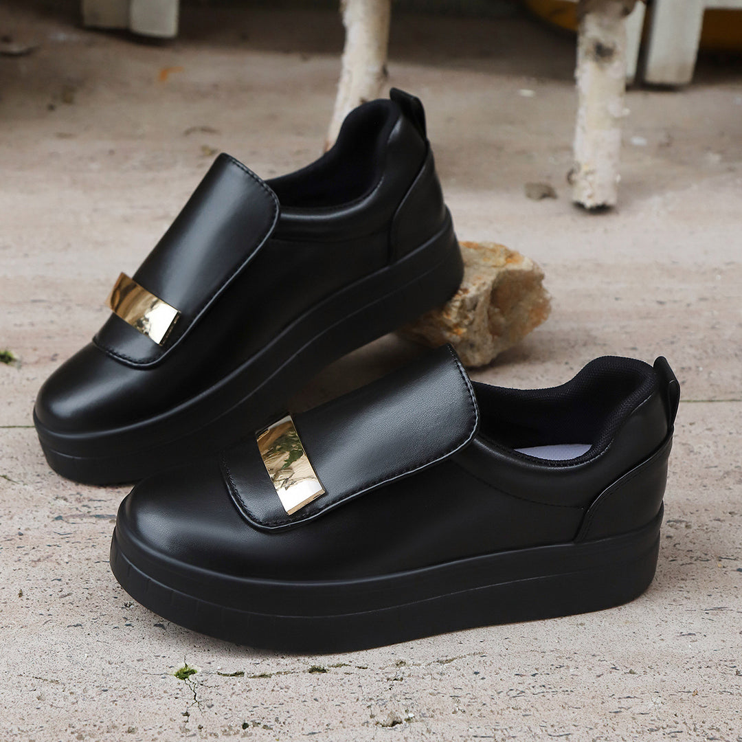 Damen  Slip-On Plateau-Sneaker mit dekorativer Metallapplikation und gepolstertem Komfortfußbett Nord Taschen