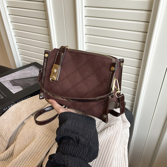 Damen elegante Handtasche mit glänzenden Akzenten und praktischem Reißverschluss Nord Taschen