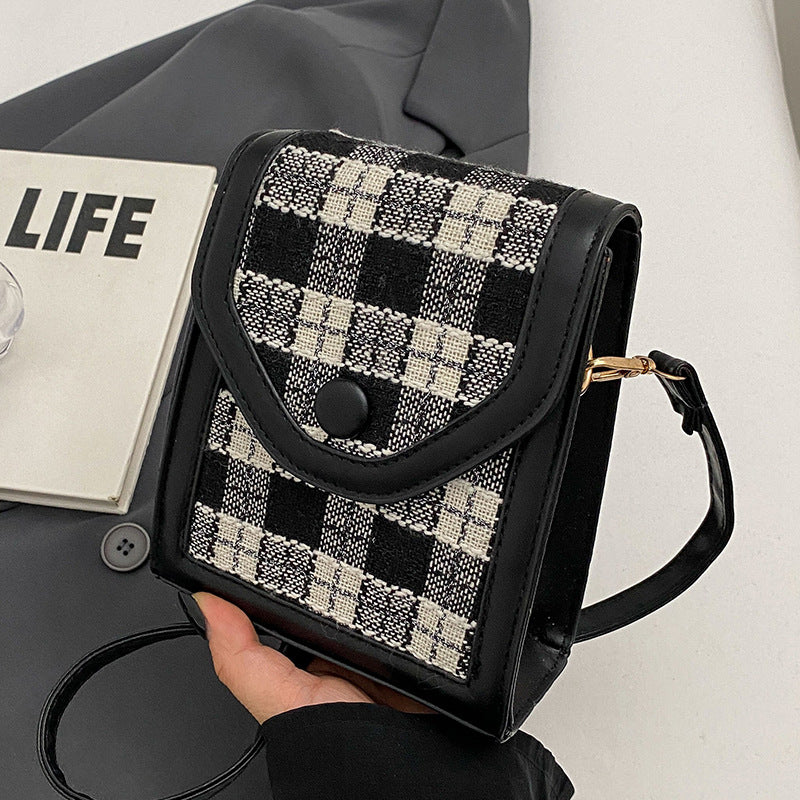 Damen Umhängetasche mit strukturiertem Karomuster und eleganter Klappöffnung Nord Taschen