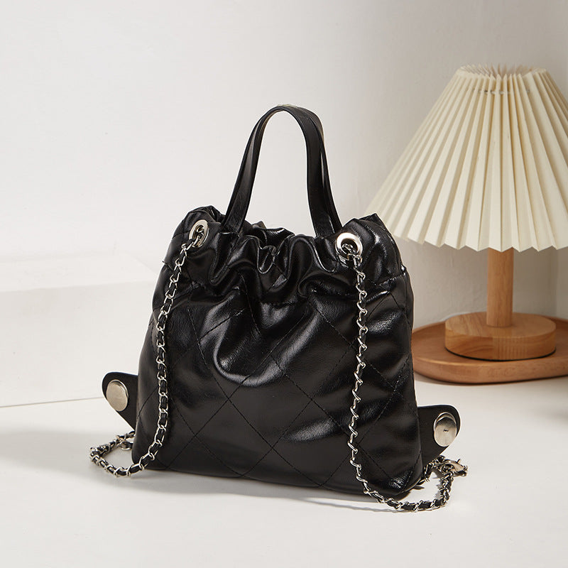 Damen Hobo-Tasche mit gefaltetem Design und eleganter Kettenverzierung Nord Taschen