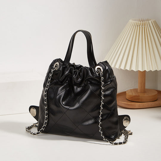 Damen Hobo-Tasche mit gefaltetem Design und eleganter Kettenverzierung Nord Taschen