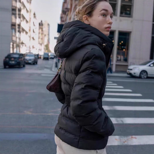 Damen Glänzende Daunenoptik-Steppjacke mit Kapuze und tailliertem Zugbandgürtel Nord Taschen