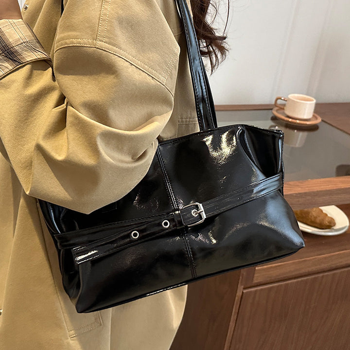 Damen Umhängetasche mit elegantem, glänzendem Design und praktischen Fächern Nord Taschen