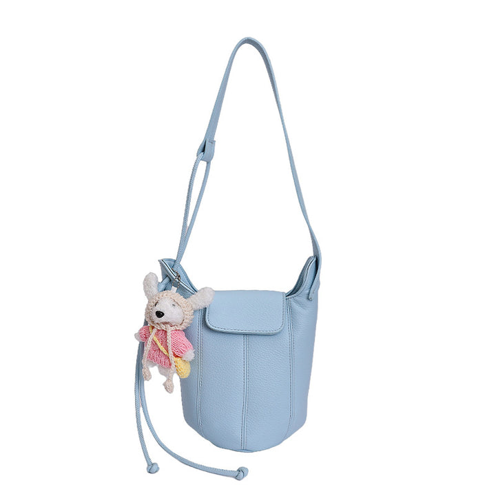 Damen Handtasche mit verspieltem Tieranhänger Nord Taschen