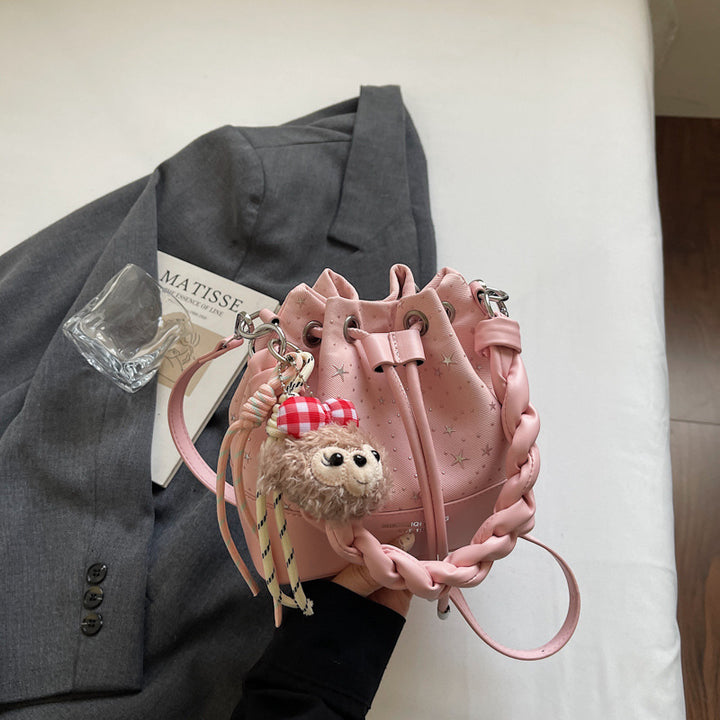 Damen modische Beuteltasche mit geflochtenem Tragegriff und süßem Anhänger Nord Taschen