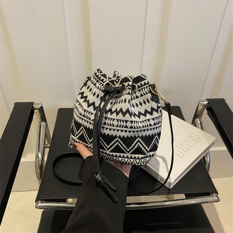 Damen Beuteltasche aus hochwertigem gewebtem Material mit praktischen Tragegriffen Nord Taschen