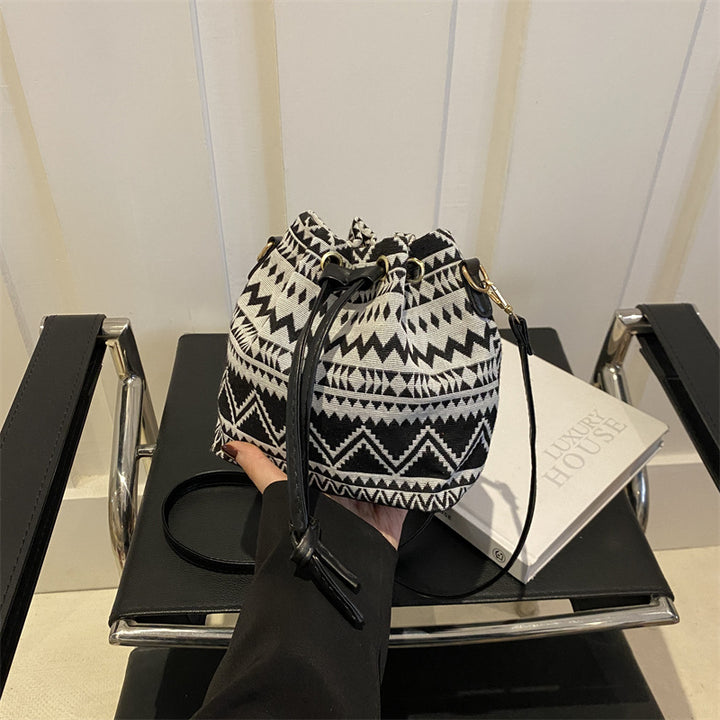Damen Beuteltasche aus hochwertigem gewebtem Material mit praktischen Tragegriffen Nord Taschen