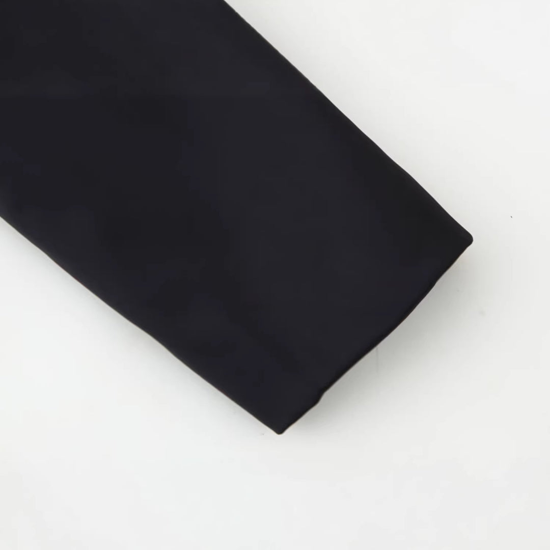 Damen Elegante Kurzjacke im Mandarin‑Stil mit Froschverschlüssen und taillierenden Abnähern Nord Taschen