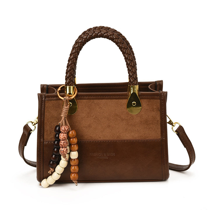 Damen elegante Handtasche mit geflochtenem Henkel und dekorativem Anhänger Nord Taschen