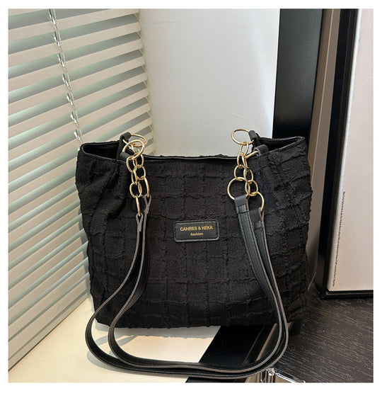 Damen Schultertasche mit strukturiertem Design und unverwechselbaren Kettenakzenten Nord Taschen