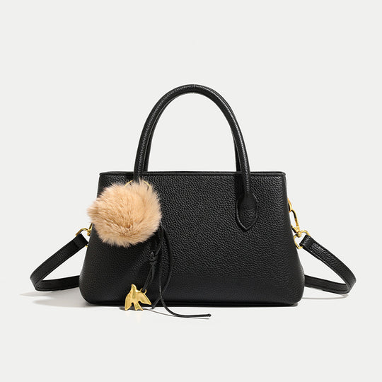 Damen Handtasche aus hochwertigem Kunstleder mit dekorativem Pelzanhänger Nord Taschen