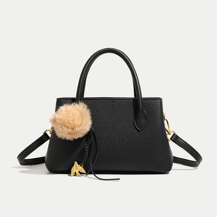 Damen Handtasche aus hochwertigem Kunstleder mit dekorativem Pelzanhänger Nord Taschen