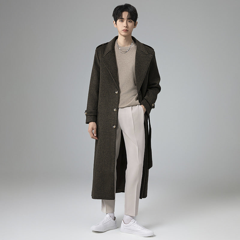 Herren Maxilanger Wollmix-Mantel mit taillierter Silhouette, Schalkragen und dekorativen Schulterriegeln Nord Taschen