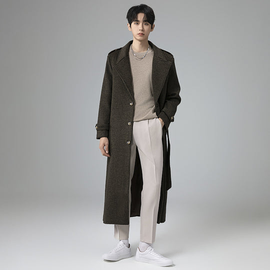 Herren Maxilanger Wollmix-Mantel mit taillierter Silhouette, Schalkragen und dekorativen Schulterriegeln Nord Taschen