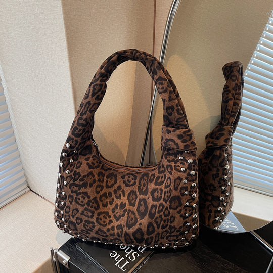 Damen Hobo-Tasche mit modischem Leopardenmuster und dekorativen Nieten Nord Taschen