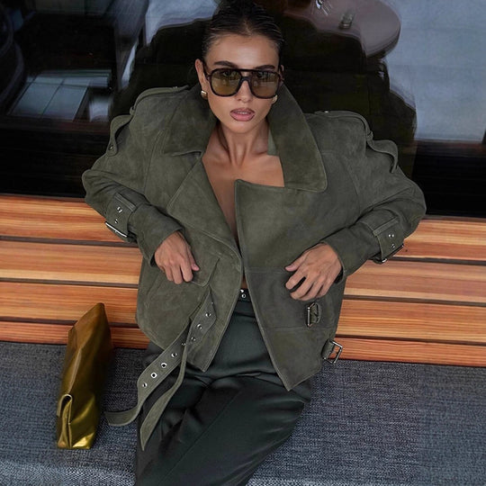 Damen Kurzjacke aus Veloursleder-Optik mit Taillengürtel, Schnallen & Oversize-Kragen Nord Taschen