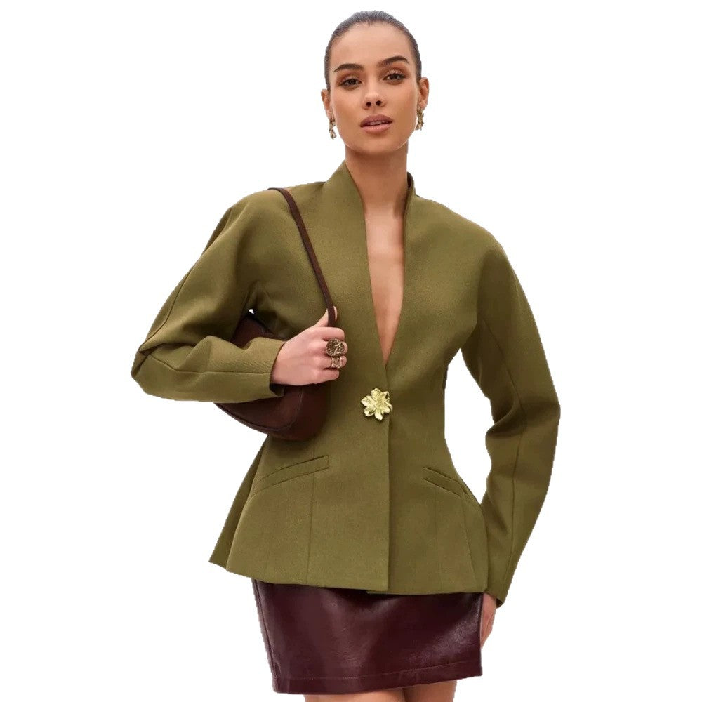 Damen Skulptural taillierte Jacke mit Schößchen, Stehkragen und Schmuckbrosche Nord Taschen