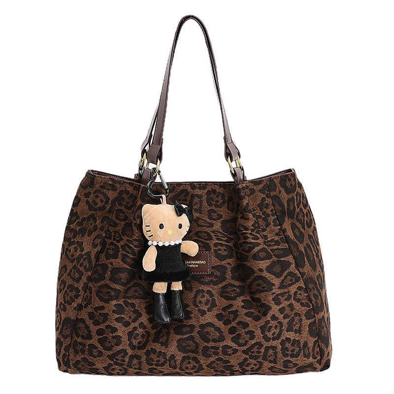 Damen Hobo-Tasche aus weichem Veloursleder mit niedlichem Anhänger Nord Taschen