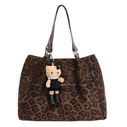 Damen Hobo-Tasche aus weichem Veloursleder mit niedlichem Anhänger Nord Taschen