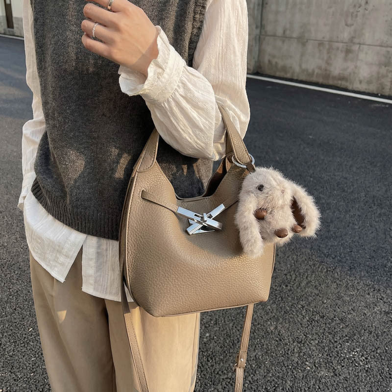 Damen stilvolle Schultertasche mit verspieltem Anhänger Nord Taschen