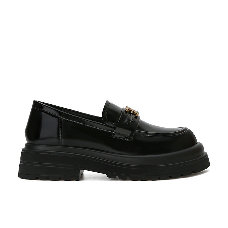 Damen Plateau-Loafer im Retro-Glanz mit markantem Zierriemen Nord Taschen