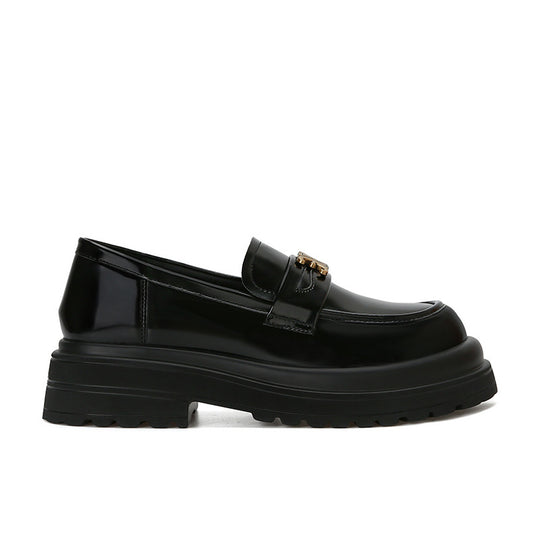 Damen Plateau-Loafer im Retro-Glanz mit markantem Zierriemen Nord Taschen