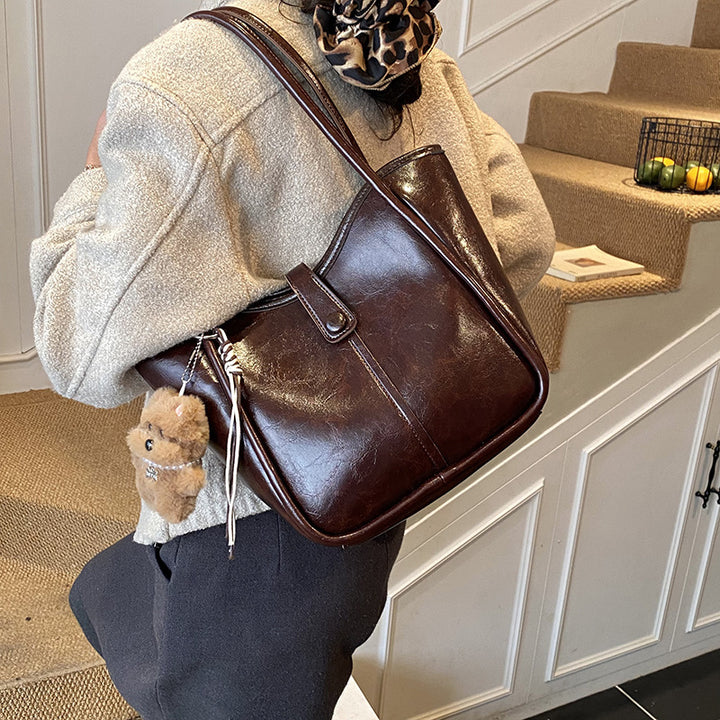 Damen moderne Handtasche mit verspieltem Plüschanhänger Nord Taschen