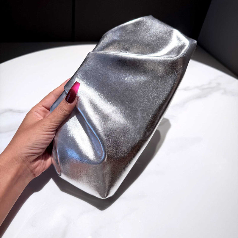 Damen Clutch-Tasche mit glänzendem Faltendesign und elegantem Kettenriemen Nord Taschen
