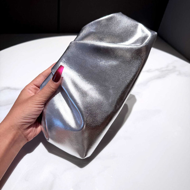 Damen Clutch-Tasche mit glänzendem Faltendesign und elegantem Kettenriemen Nord Taschen
