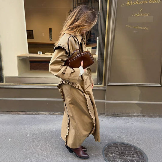 Damen maxilanger Trenchcoat mit Volant‑Schultercape und verstellbaren Manschetten Nord Taschen
