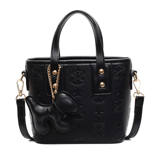 Damen Mini-Handtasche mit verspieltem Hundeanhänger | Nord Taschen