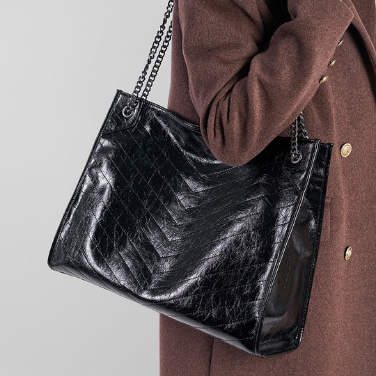 Damen Mode-Handtasche mit glänzender Oberfläche und Kettendetails Nord Taschen
