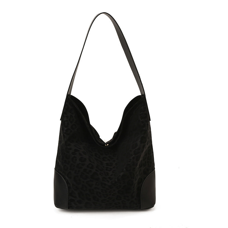 Damen Hobo-Tasche aus weichem Veloursleder mit eleganter Silhouette Nord Taschen