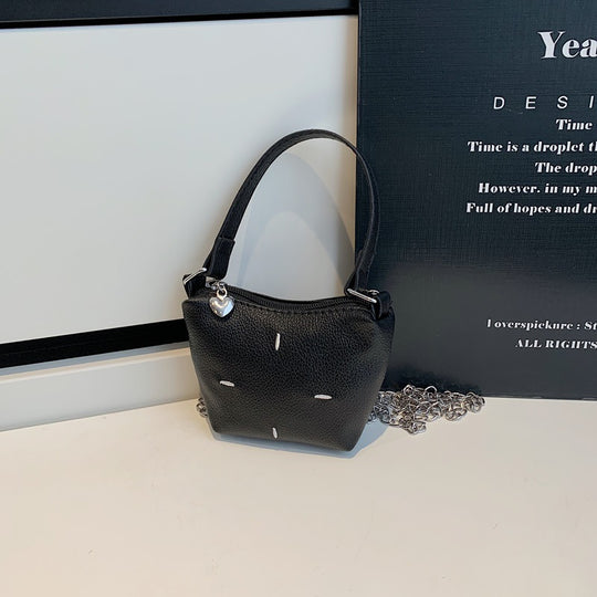 Damen Mini-Handtasche mit glänzender Kette und strukturiertem Obermaterial Nord Taschen