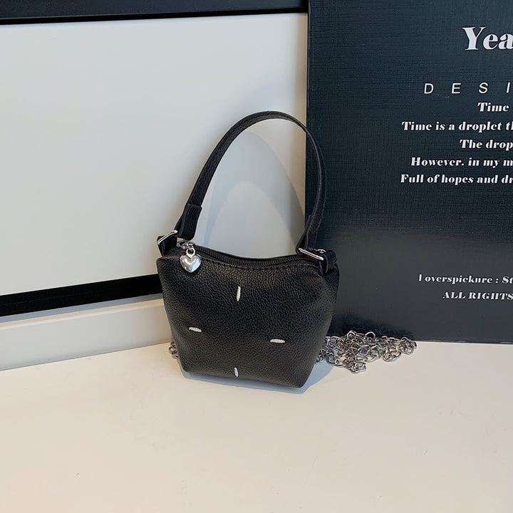 Damen Mini-Handtasche mit glänzender Kette und strukturiertem Obermaterial Nord Taschen