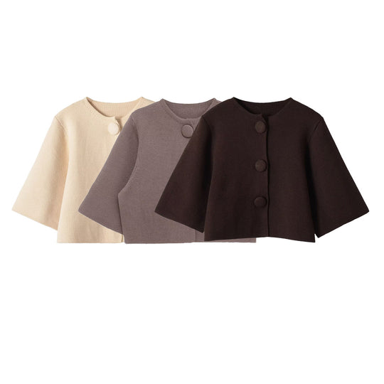 Damen Kurzcape-Strickjacke mit überschnittenen Ärmeln und bezogenen Zierknöpfen Nord Taschen