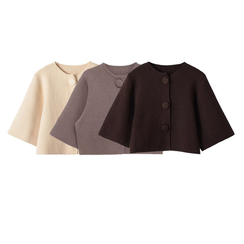 Damen Kurzcape-Strickjacke mit überschnittenen Ärmeln und bezogenen Zierknöpfen Nord Taschen