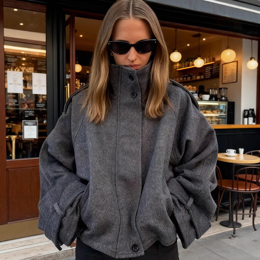 Damen Kurze Wollmix‑Jacke mit Stehkragen, Schulterklappen und verstellbaren Manschetten Nord Taschen