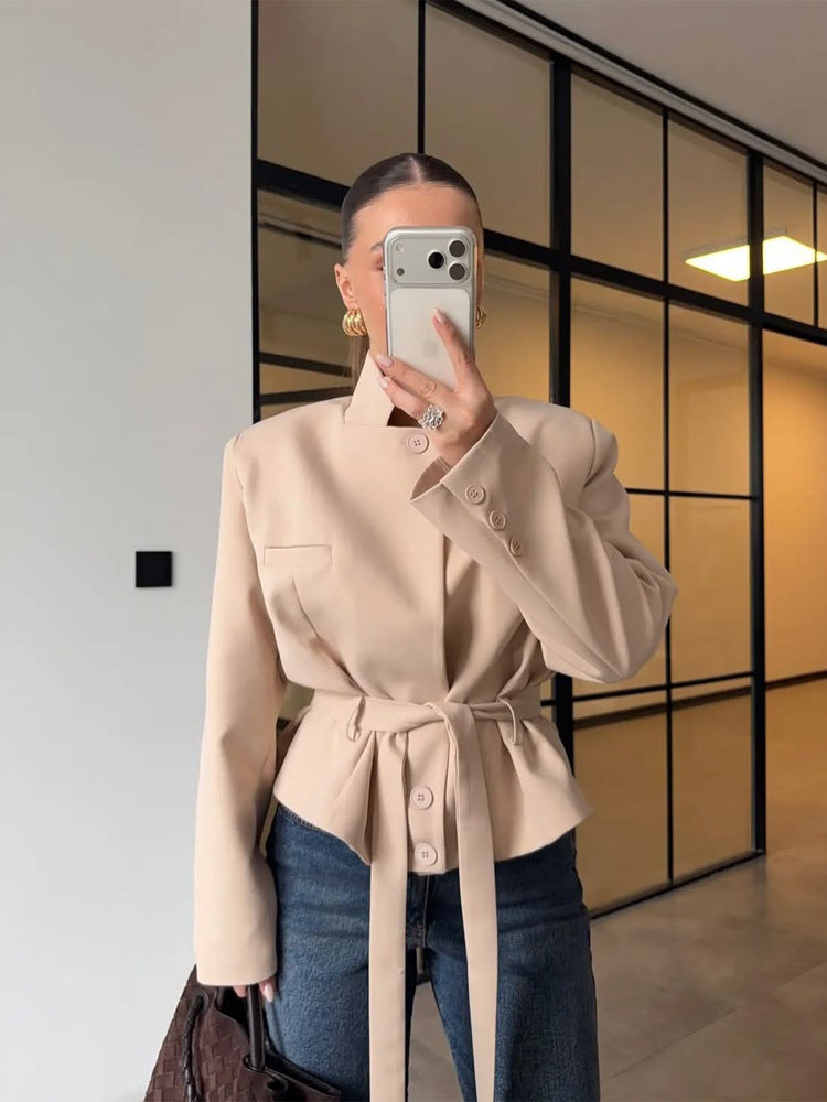 Damen Taillierter kurzgeschnittener Blazer mit Stehkragen, Schößchen und Bindegürtel Nord Taschen