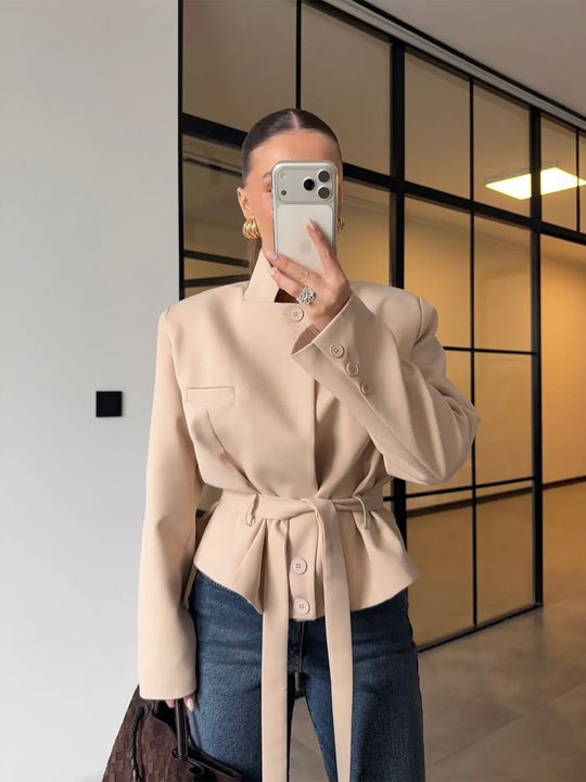 Damen Taillierter kurzgeschnittener Blazer mit Stehkragen, Schößchen und Bindegürtel Nord Taschen