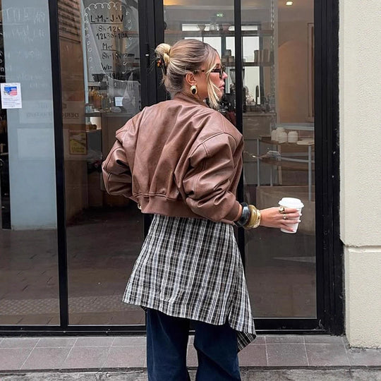 Damen Kurzgeschnittener Kunstleder-Bomber mit geripptem Kragen, Reißverschluss & Zip-Brusttasche Nord Taschen