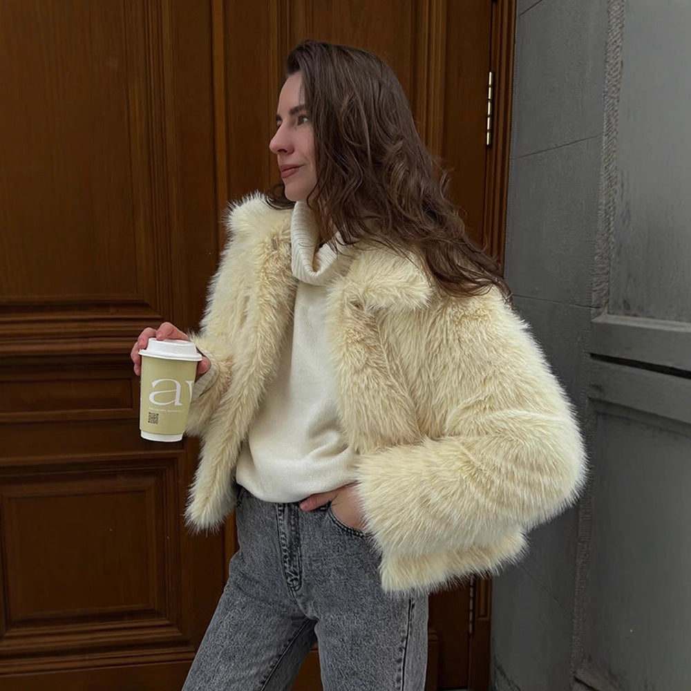 Damen Kurzblouson aus langfaserigem Kunstpelz mit kastiger Silhouette und Schalkragen Nord Taschen