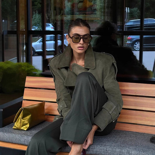 Damen Kurzjacke aus Veloursleder-Optik mit Taillengürtel, Schnallen & Oversize-Kragen Nord Taschen