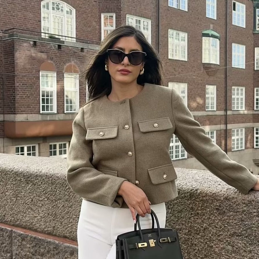 Damen Bouclé-Cropped-Jacke mit vier Pattentaschen und goldenen Schmuckknöpfen Nord Taschen