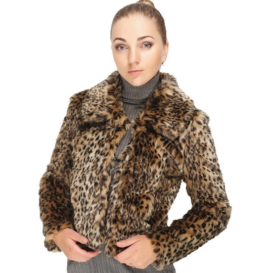 Damen Kurzjacke aus Kunstpelz mit tailliertem Schnitt, Umlegekragen und verdeckter Verschlussleiste Nord Taschen