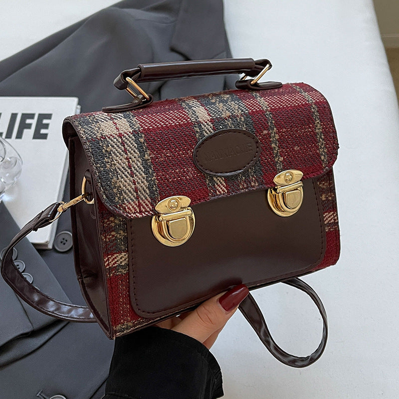 Damen Umhängetasche mit eleganter Karostruktur und hochwertigen Metallelementen Nord Taschen