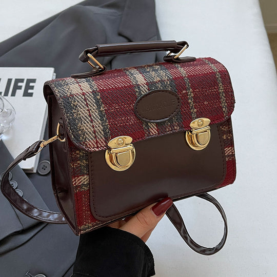 Damen Umhängetasche mit eleganter Karostruktur und hochwertigen Metallelementen Nord Taschen