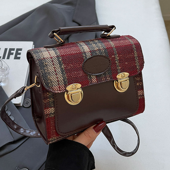 Damen Umhängetasche mit eleganter Karostruktur und hochwertigen Metallelementen Nord Taschen