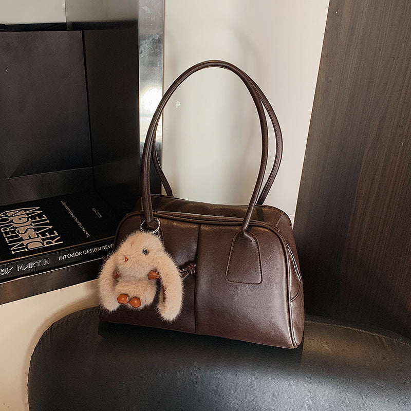 Damen Handtasche mit verspieltem Plüschelement und elegantem Design Nord Taschen