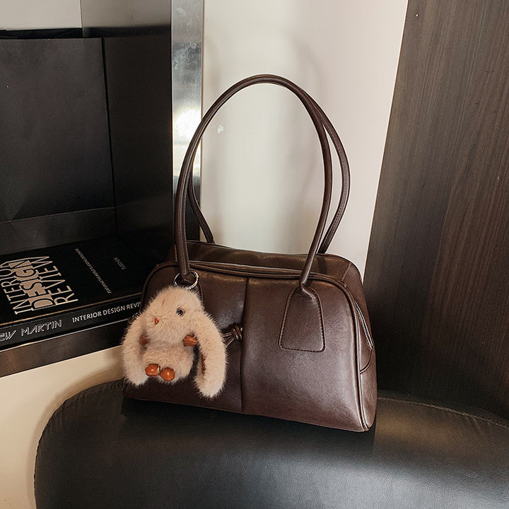 Damen Handtasche mit verspieltem Plüschelement und elegantem Design Nord Taschen